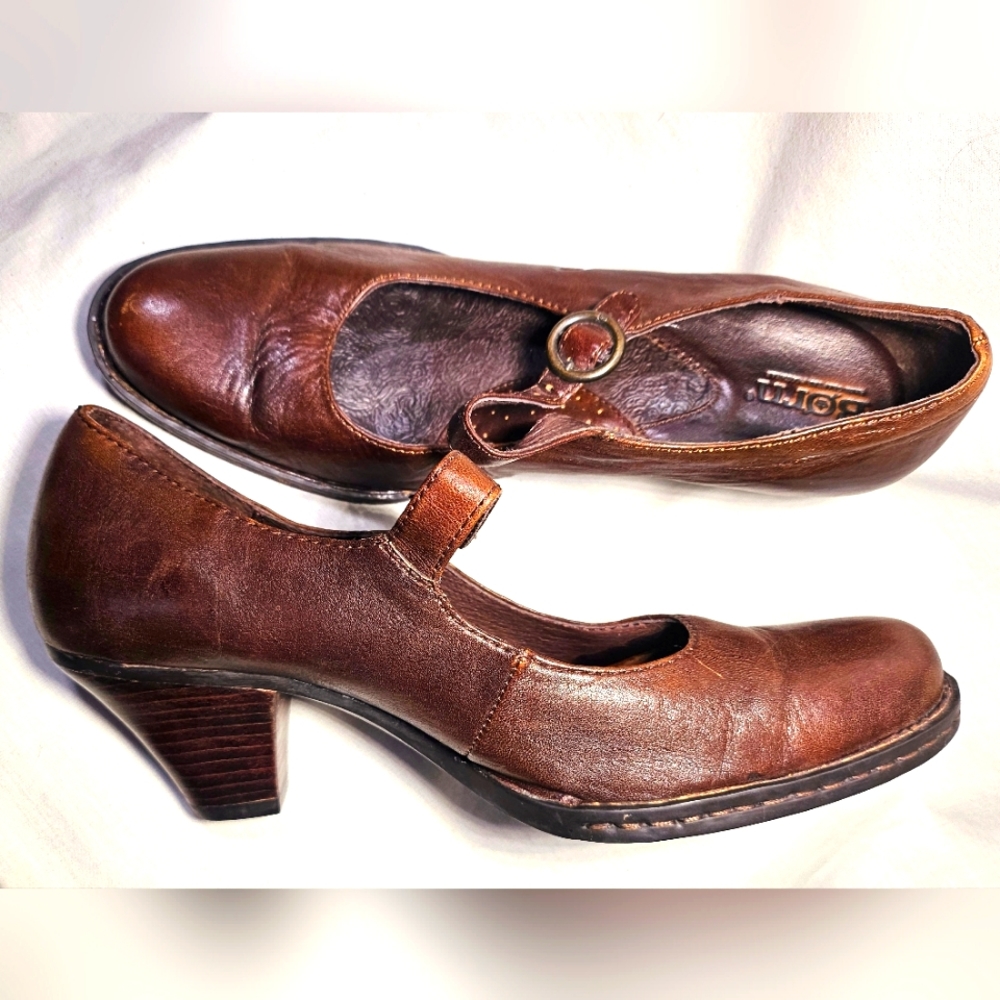 Born Leather Mary Jane pumps size 8